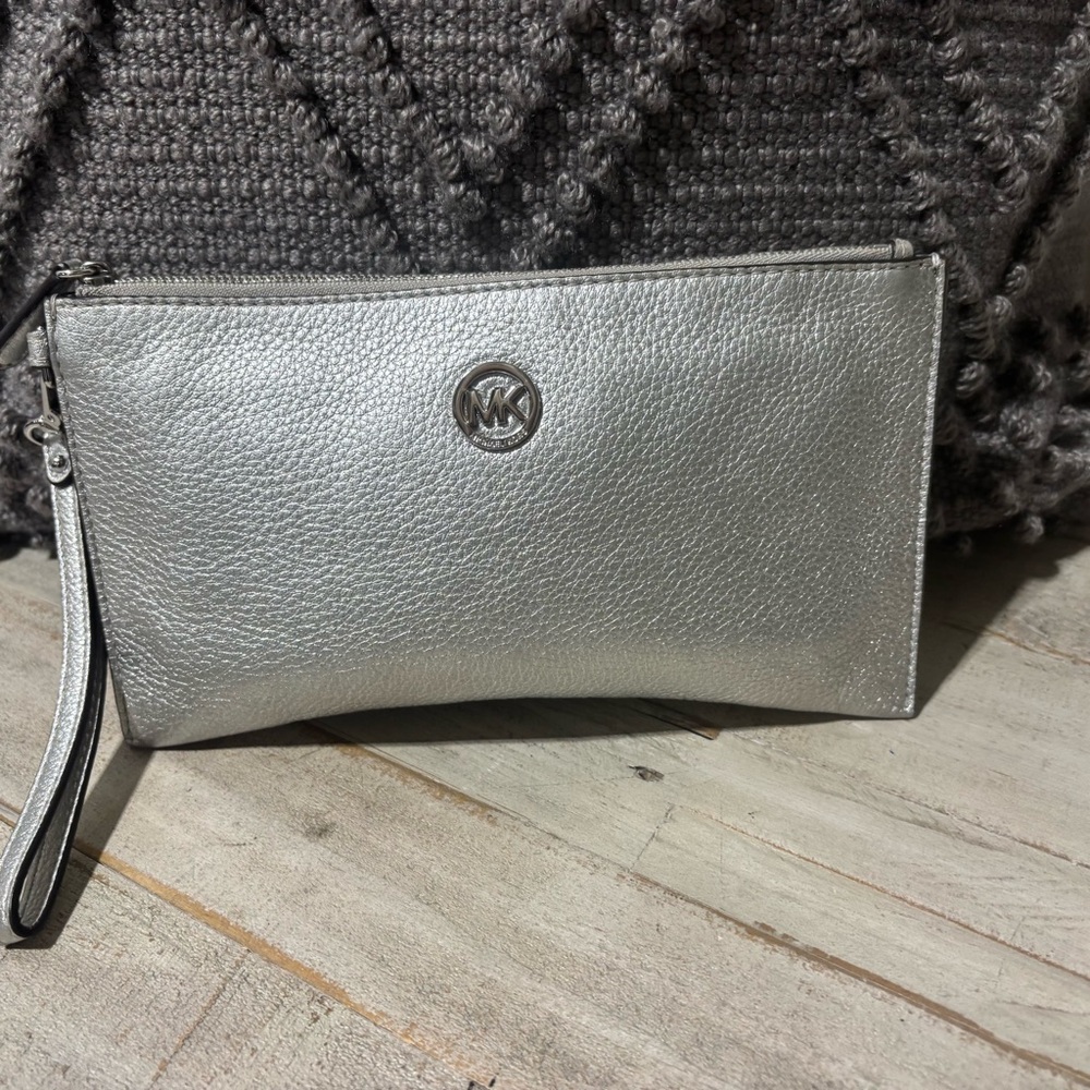 ❤️Michael Kors Gigi Pebbled Leather Wristlet